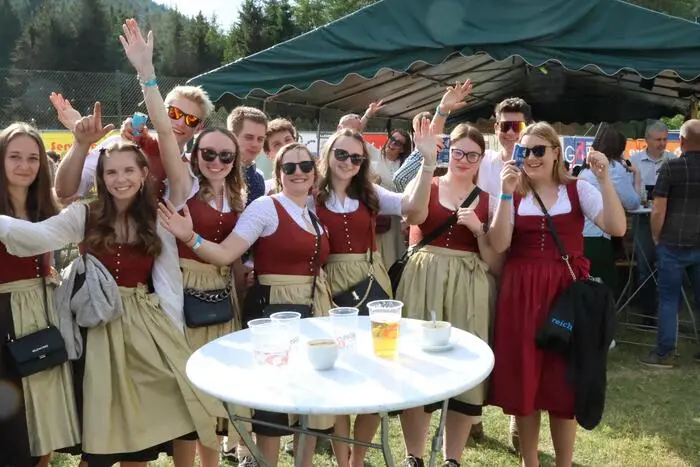 Ein Video vom Meiseldinger Pfingstfest gibt es auf Facebook Kleine Zeitung St. Veit/Feldkirchen zu sehen! Klicken Sie sich durch die Fotogalerie!