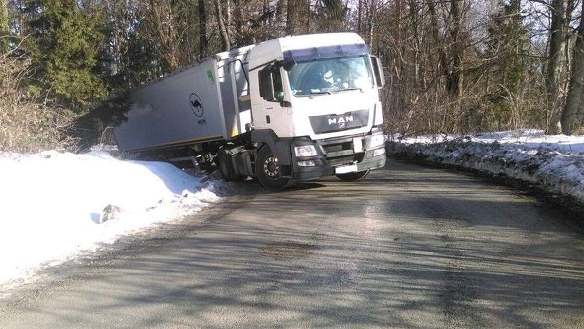 Der voll beladene Lkw blieb in einer steilen Rechtskurve hängen