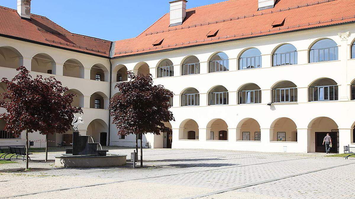 Unbekannte richteten im Stiftshof Eberndorf hohen Schaden durch Graffitis an (Archivfoto)