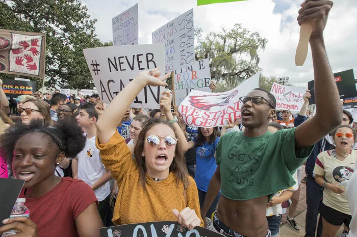 In Parkland hatte der 19-jährige Nikolas Cruz an der Marjory Stoneman Douglas High School am Mittwoch vor einer Woche mit einer halbautomatischen Waffe 14 Schüler und drei Erwachsene getötet.