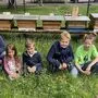 Stefanie, Jasmin, Moritz, Peter, Julia und Elias zeigen stolz die neuen Bienenstöcke
