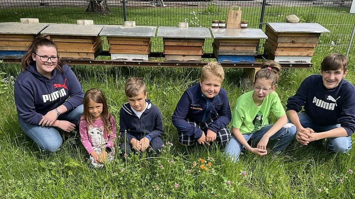 Stefanie, Jasmin, Moritz, Peter, Julia und Elias zeigen stolz die neuen Bienenstöcke
