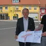 Bürgermeister Josef Ober und Achim Konrad an der Krois-Kreuzung, wo der erste Minikreisverkehr gebaut wird