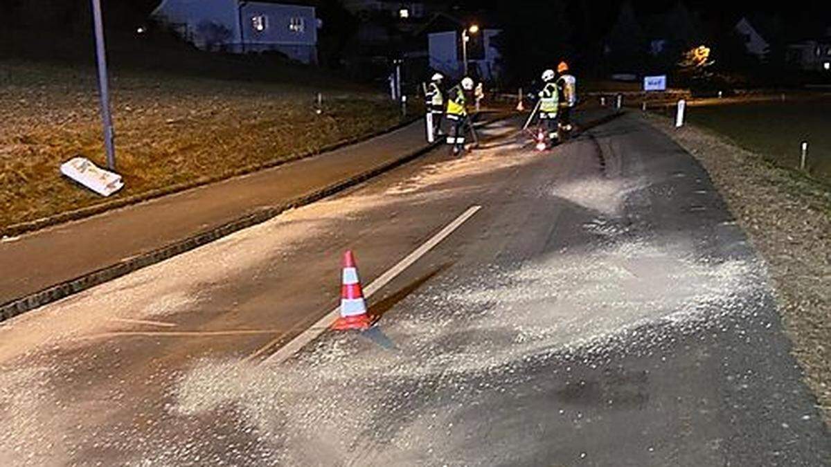 Feuerwehr Kirchberg war 1,5 Stunden im Einsatz, um die Fahrbahn zu säubern