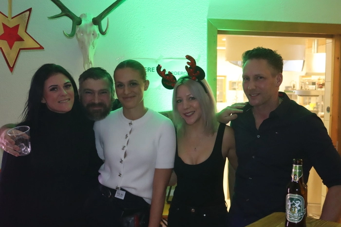 Klicken Sie sich durch die Bilder der X-Mas-Party 2024 am Ponyhof;-).