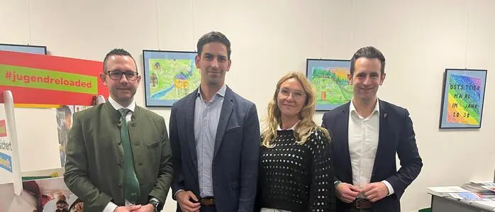 Bei der Verkündung des neuen Regionalmanagers Martin Buchsbaum (2.v.l.), die interimistischen Leiterin Gabriele Jahn sowie die Abgeordneten Manuel Pfeifer (l.) und Lukas Schnitzer