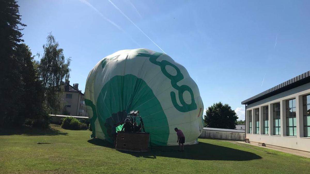 Aufgrund von wechselnden Bodenströmungen musste der Heißluftballon auf dem Pausenhof der Volksschule 8 Villach-St. Andrä landen