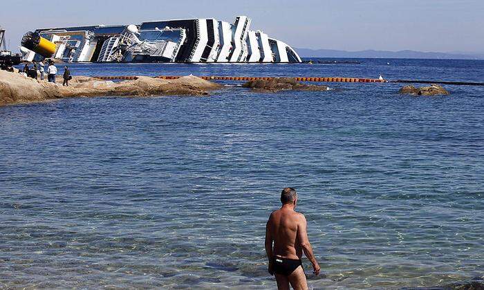 Die Costa Concorida vor der Insel Giglio