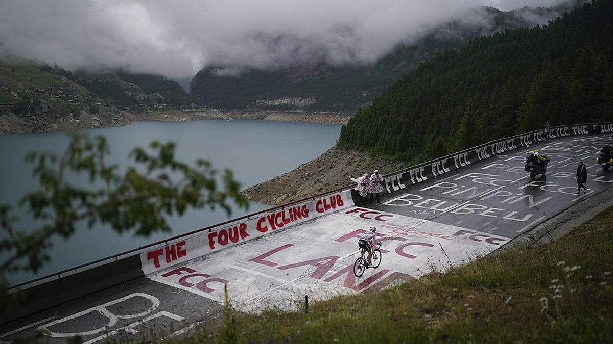 Ben O'Connor musste am Ende alleine Kälte und Regen auf dem Weg nach Tignes trotzen