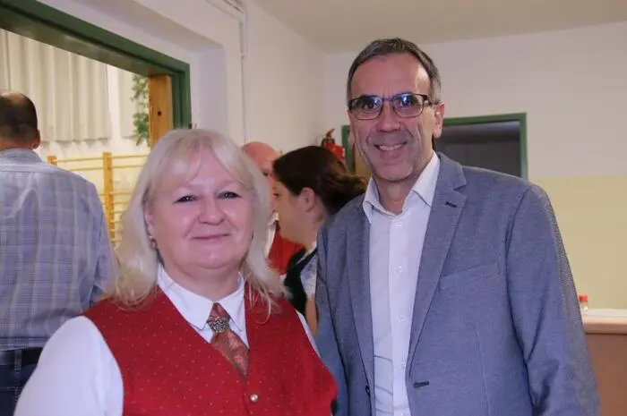 Unter Obfrau Edith Marcher (l.) und Kapellmeister Peter Wipfler begeisterten die Musikerinnen und Musiker mit ihren Darbietungen im vollbesetzten Turnsaal der Volksschule das Publikum.