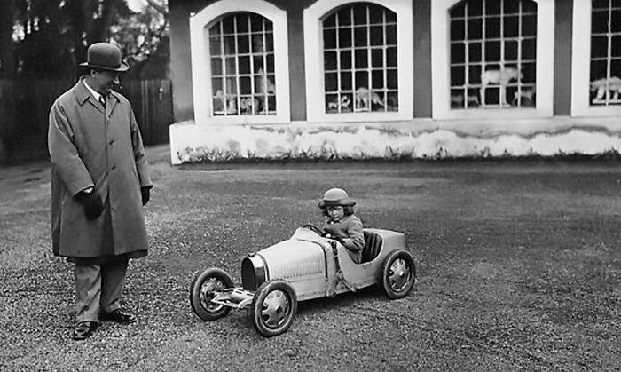 Ettore Bugatti und sein jüngster Sohn Roland mit dem Bébé 