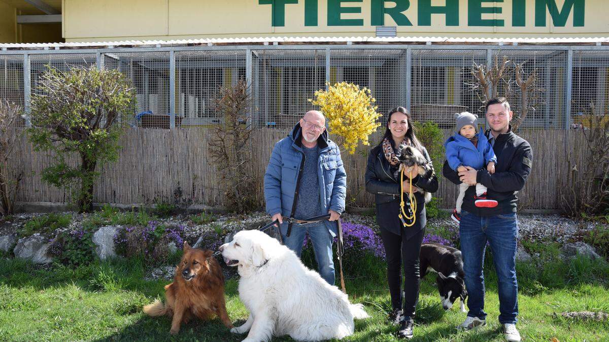 Hans Nagel, Michaela, Patrick und Christoph Harb mit Baghira und zwei Tierheimbewohnern