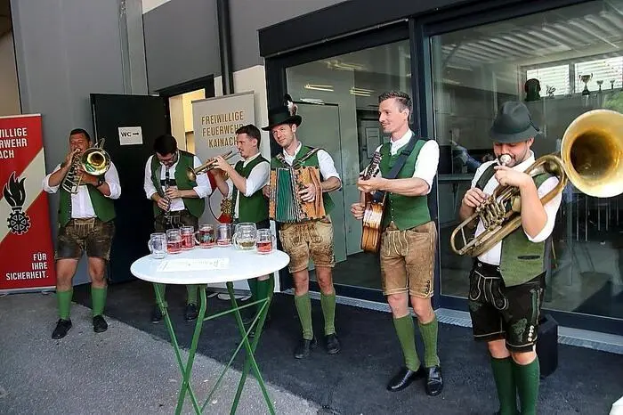 HBI Hannes Raudner und OBI Martin Buchegger freuten sich, auch Bürgermeister Bernd Gratzer und seinen Vize Harald Scherz sowie Landesbranddirektor-Stellvertreter Christian Leitgeb und Brandrat Josef Pirstinger neben Abordnungen zahlreicher Feuerwehren begrüßen zu können. 