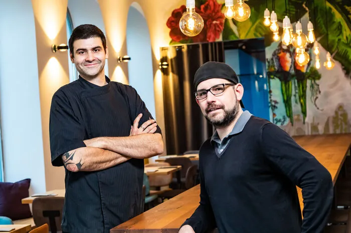 Tihomir Mudnić zählt zu den innovativsten Köchen des Landes - er kochte im Steirereck, machte sich mit seinem Imbiss „Schmatztruhe“ einen Namen und löste mit dem „Freigeist“ einen Burger-Boom aus. Niko Frühauf (rechts) ist seit 2022 nicht mehr an Bord.