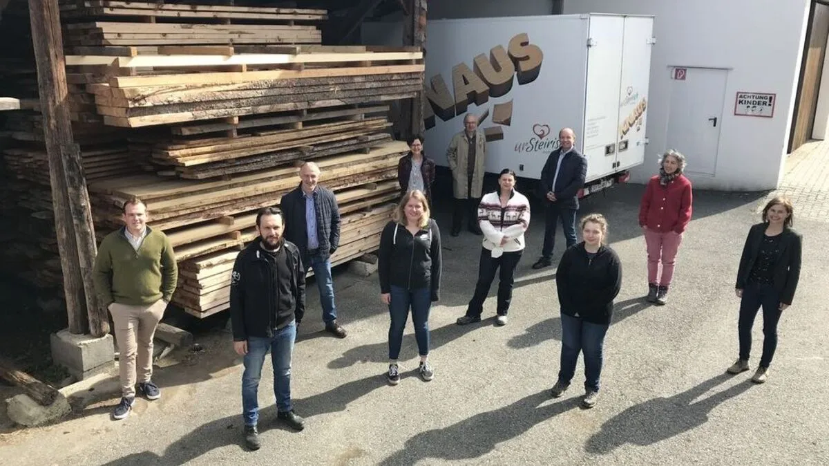 Die Südoststeirerinnen, die an der Ausbildung teilnehmen, mit Vertretern von AMS, ZAM und der Tischlerei Knaus