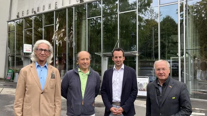 Doktor Ziak und Doktor Dominik haben das Gesundheitszentrum an Thomas Rossmann (v. l. n. r.) übergeben