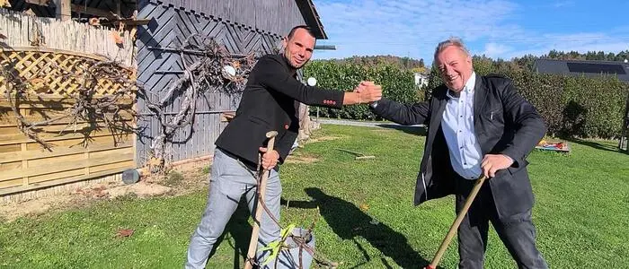 Mission gelungen: Daniel Düsenflitz und Rudi Mally haben den Feigenbaum auf Helmut Husslers Ranch eingesetzt