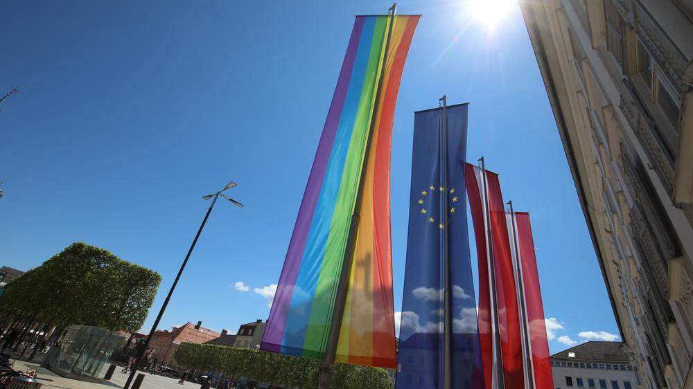 Ab 1. Juni hängt die Flagge zwei Wochen lang vor dem Rathaus