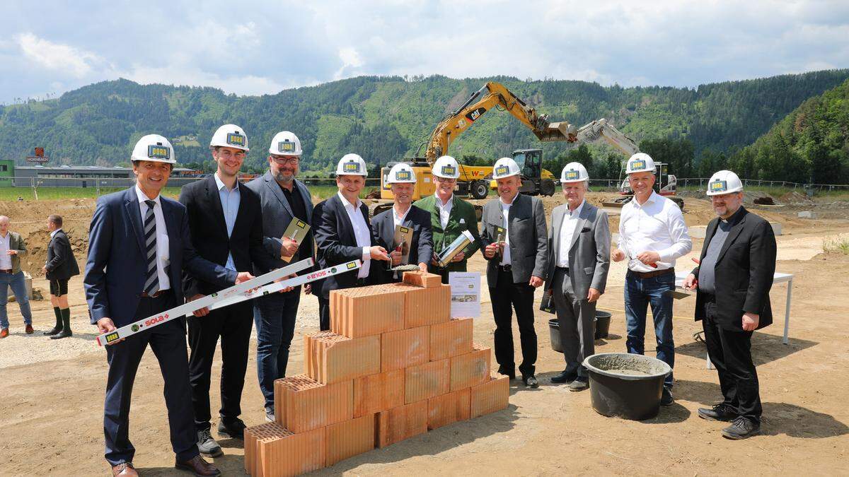 Am Prettachfeld in Leoben wurde der Grundstein für standardisierte, modular erweiterbare Hallen für Produktions- und Büroräumlichkeiten gelegt