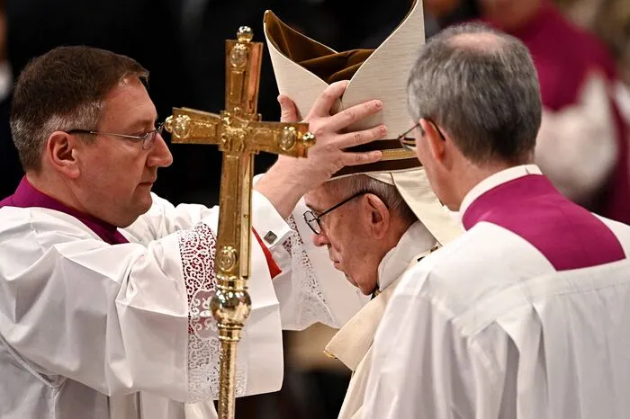 Er richtete dabei auch Weihnachtsgrüße an die Ostkirchen, die nach dem alten Julianischen Kalender das Fest der Geburt Christi am morgigen 7. Jänner feiern.