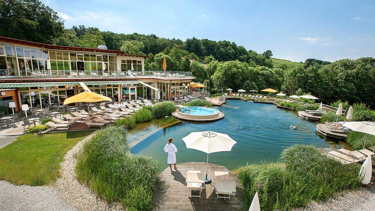 Die Hoteltherme mit Naturbadeteich präsentiert sich nach einer Millioneninvestition neu