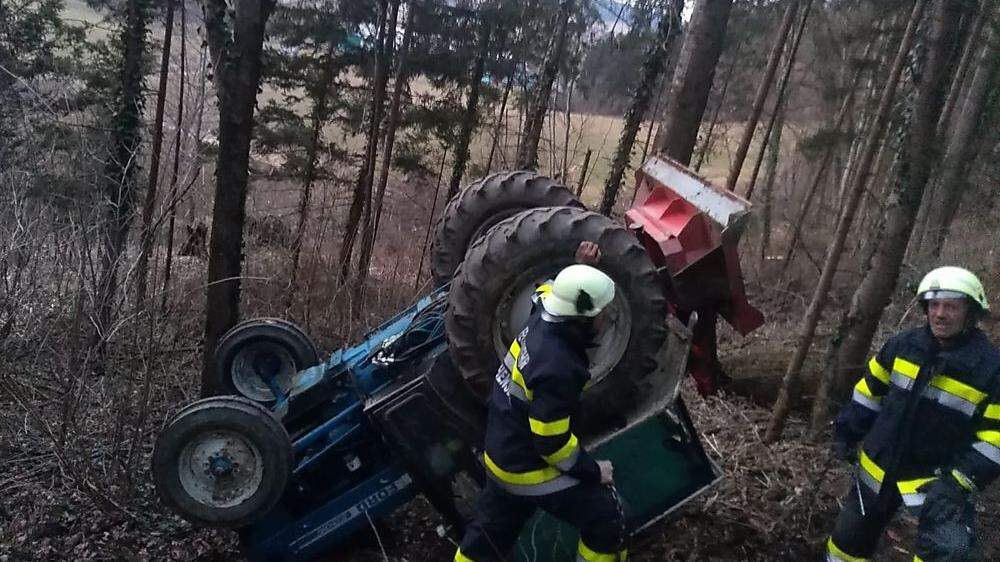Feuerwehrleute bei der Bergung des Traktors