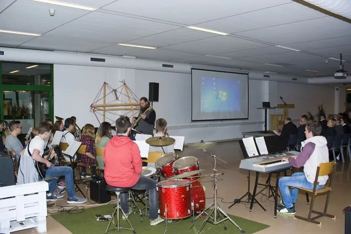 Anlässlich der Fertigstellung des Projekts wurde am 23. Oktober zu einem großen Festakt in der Schule geladen, musikalisch umrahmt von der Schulband unter Herbert Bauer.