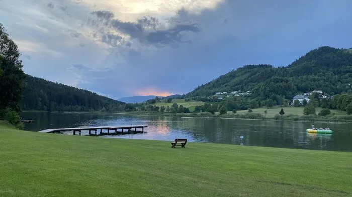 Was für ein Ausblick - von der Seeterrasse auf den Urbansee mit großer Liegewiese, flachem Sandstrand und großem Spielplatz.  