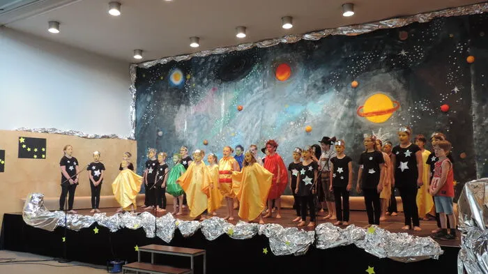 32 Volksschulkinder haben seit Jänner geprobt, um das Musical "Leben im All" auf die Bühne zu bringen.