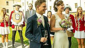 Die St. Veiter Faschingsgilde gratulierte Jasmin und Georg Gratzer an ihrem Hochzeitstag