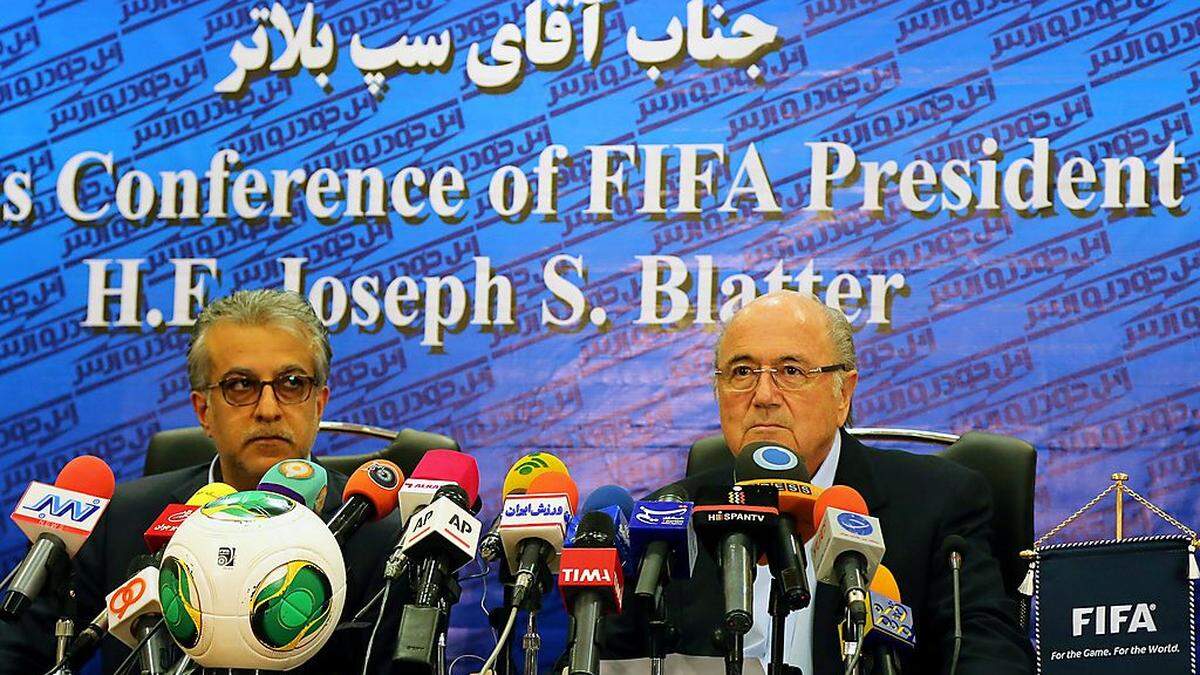 Vorfreude auf die Winter-WM in Katar: FIFA-Präsident Blatter (r.) mit Asiens Fußballchef Al-Khalifa