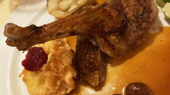 Hauptdarsteller beim Gansl-Auftakt der Aufkocher-Wirte: Das Gansl, knusprig gebraten mit Kastanien, Rotkraut und Brezenknödel.