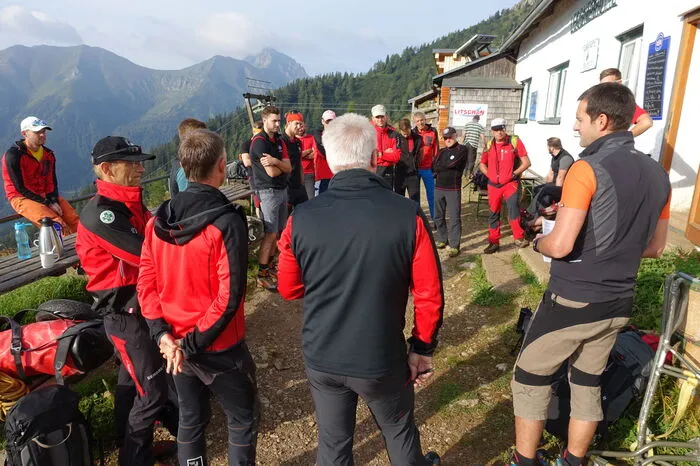 Für die diesjährige Übung zeichnete Vordernberg verantwortlich und die Einsatzleitung hatte einen Stationenbetrieb vorbereitet, wo jeder Bergretter auf Herz und Nieren geprüft wurde.