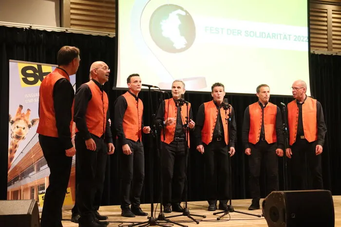 Musikalisch begleitet wurde der Abend vom Männer-Vocalensemble "VocaliX", die mit Liedern wie "Mein kleiner grüner Kaktus" auflockerten.