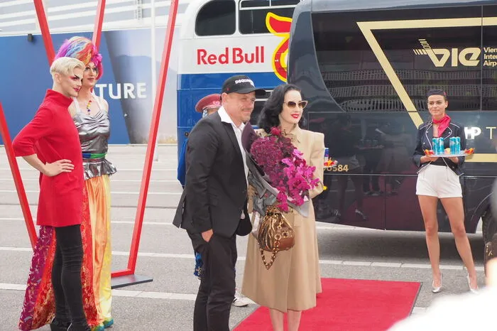 Am frühen Nachmittag landete der Flieger mit der Burlesque-Tänzerin Dita von Teese.
