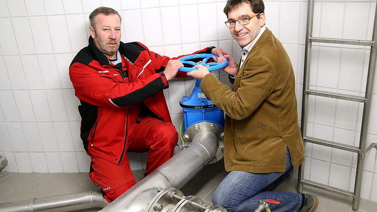 Trummer (rechts) und Wassermeister Herbert Tscherk legen beim Wasser Hand an