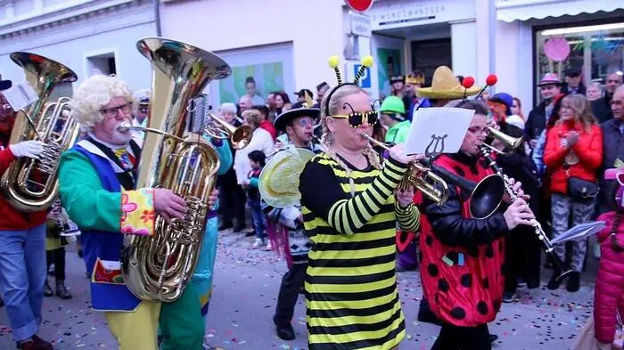 Zum zweiten Mal ging am Faschingssamstag in der Köflacher Innenstadt der Faschingsumzug gemeinsam mit dem Blochziehen in Oberpichling über die Bühne.