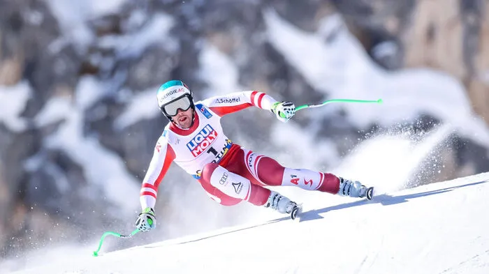 Kriechmayr (29) gewann mit dem kleinstmöglichen Vorsprung von einer Hundertstel vor dem Deutschen Andreas Sander, Beat Feuz (SUI/+0,18) holte Bronze.