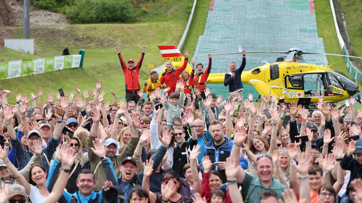 Hände hoch und jubeln: Die Fans der TV-Serie „Die Bergretter“ mit ihren Helden am Fuße der Ramsauer Schanze