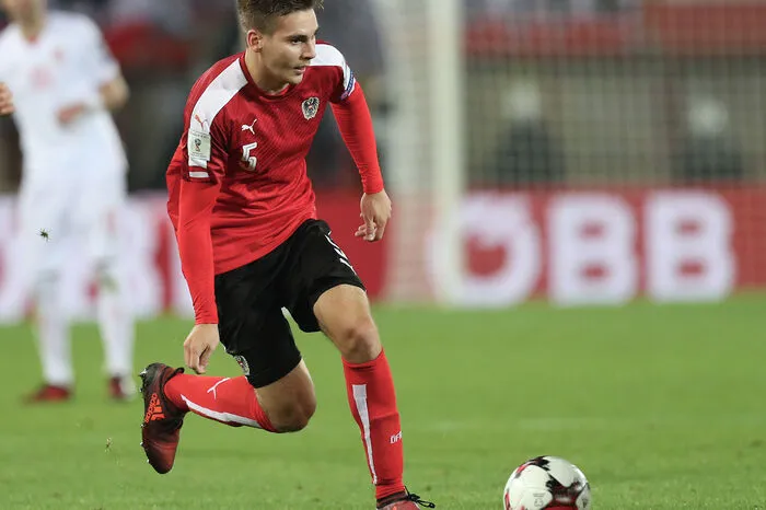 3 - Lief die linke Seite auf und ab. Bemühte sich den freien Platz zu nutzen. Zu ungenau im Aufbauspiel. Seine beste Aktion war eine Flanke auf Janko, die der Stürmer nicht nutzen konnte.