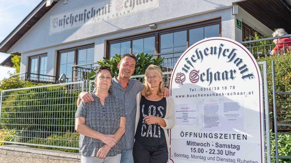 Sperren nach 40 Jahren für immer zu: Buschenschänker Christa und Gerhard Velan, im Bild mit Christine Kurzmann (links)