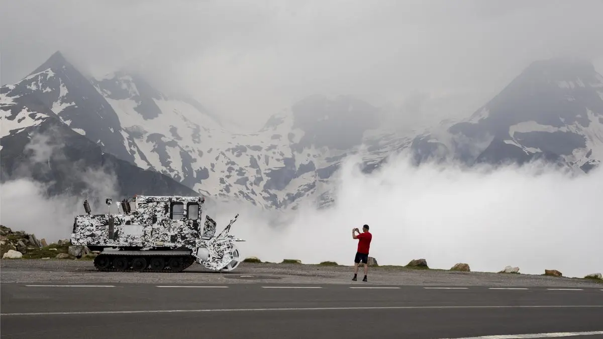 Ein Blickfang und beliebtes Fotomotiv ist die von Ralo Mayer folierte Fräse, die bei der diesjährigen Schneeräumung sogar im Einsatz stand