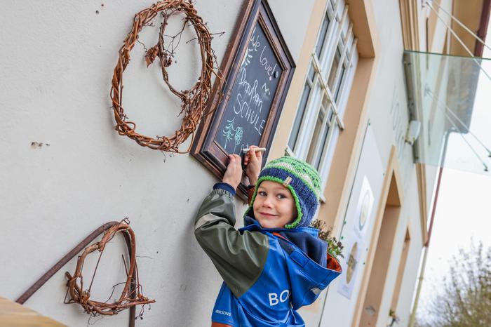 Lio (sechs Jahre) vor der Draußenschule Hörzendorf