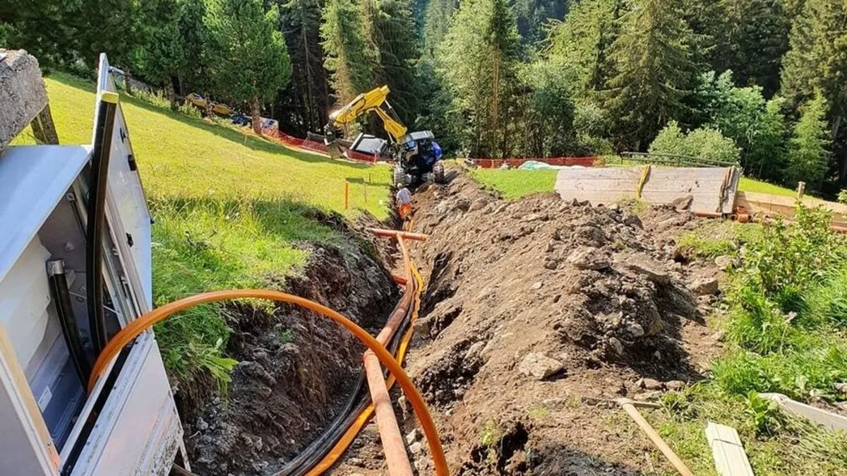Die Grabungsarbeiten im steilen Gelände sind sehr arbeitsintensiv