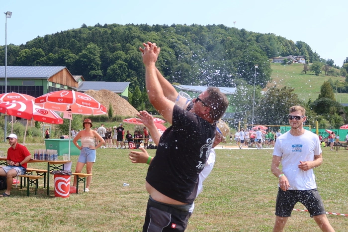  Da mussten ein in die Luft katapultierter mit Wasser gefüllter Becher gefangen, kleine Bällchen weitergeschlagen oder über einen Feuerwehrschlauch Luftballone aufgeblasen werden