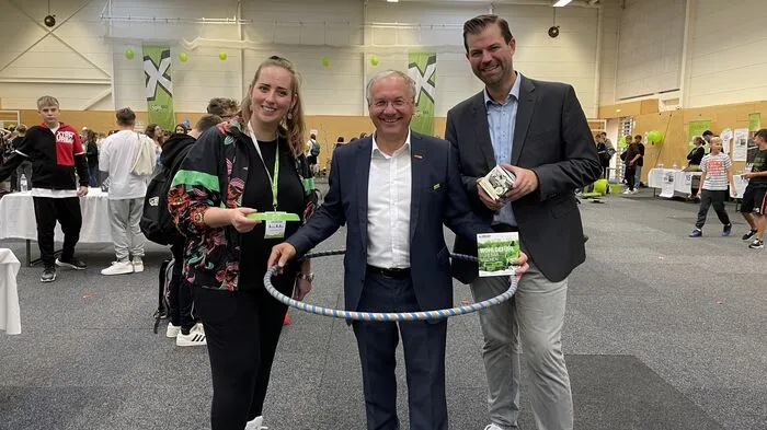 Auch Bettina Mackowski vom Jugendzentrum Spektrum, Bürgermeister Josef Ober und "Xund und Du"-Projektleiter Johannes Heher hatten sichtlich Spaß bei der Jugendgesundheitskonferenz