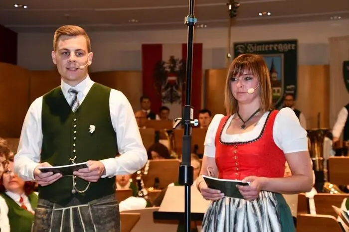 Das Moderatorenduo Daniel Miedl-Rissner und Marketenderin Simone Kleemaier konnten im Publikum auch Bürgermeister Hannes Schmidhofer, Bezirkskapellmeister Helmut Eichmann, Ehren-Bezirks- und Landeskapellmeister Philipp Fruhmann sowie Ehrenmitglied Bernhard Galler begrüßen.