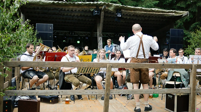 Die örtliche Blasmusik eröffnete das traditionelle Wurzelfest der Landjugend.