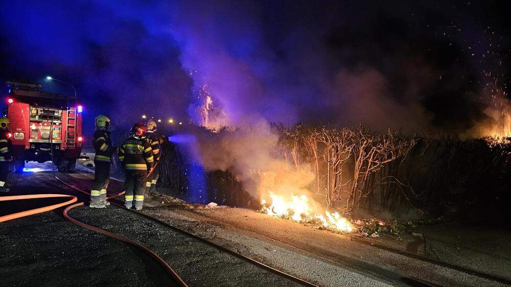 Eine brennende Hecke rief in der Nacht auf Dienstag die Freiwillige Feuerwehr Kindberg-Stadt auf den Plan