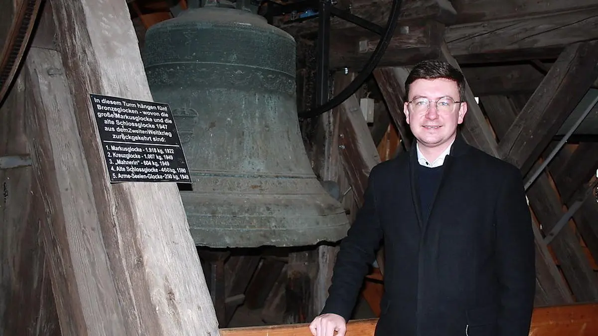 Stadtpfarrer Christoph Kranitzky vor der Markusglocke